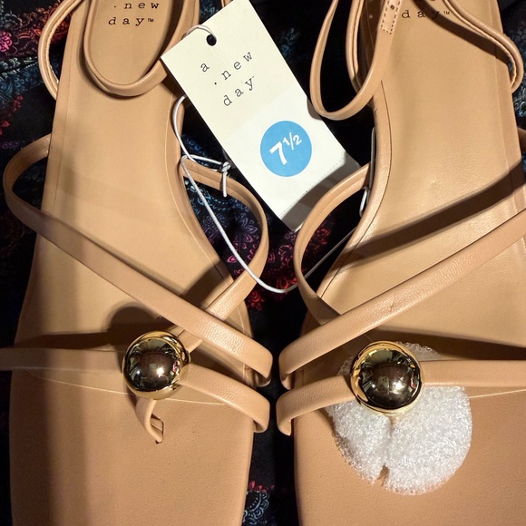 Bnwt 7.5 A New Day Women's Beige Strappy Sandals new never worn small scuffs - Picture 2 of 8